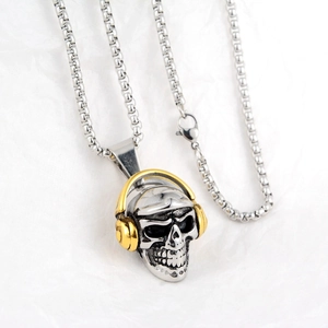 Vue macro du pendentif crâne avec casque doré sur une chaîne à maillons argentés
