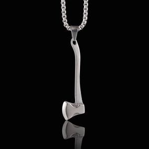 Vue macro du pendentif hache argent mat avec sa chaîne carrée en acier inoxydable