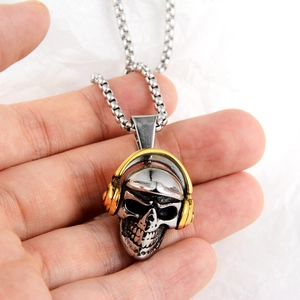 Pendentif crâne en acier titane avec casque doré sur une chaîne à billes style hip-hop