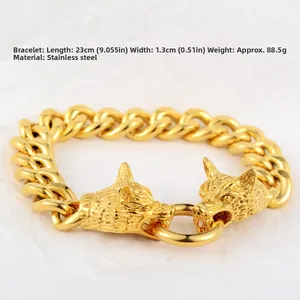 Détail du bracelet gourmette en acier doré avec têtes de loup sculptées et fermoir anneau poli