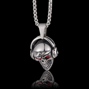 Vue détaillée du pendentif crâne gothique avec casque et yeux en zircone rouge sur chaîne