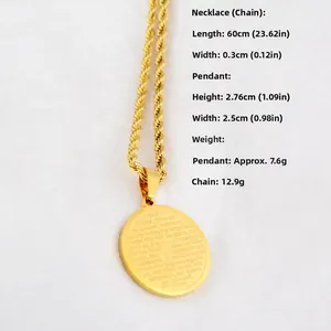 Vue détaillée du pendentif de prière doré avec chaîne corde et dimensions précises