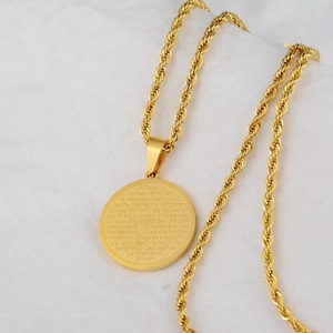 Collier pendentif rond doré avec croix et gravure du Notre Père sur une chaîne corde
