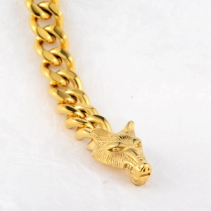 Bracelet à maillons cubains dorés avec fermoir tête de loup détaillé en acier titane