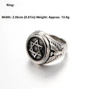 Vue détaillée d'une bague étoile de David vintage avec gravure latérale de plumes de 2,06 cm