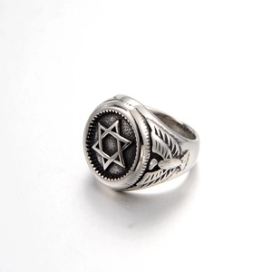 Bague vintage en acier inoxydable avec étoile de David et reliefs d'ailes argentés