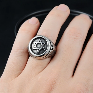 Bague rétro en acier inoxydable avec étoile de David et détails d'ailes en relief