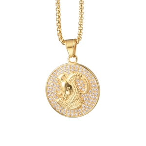 Détail du collier bélier doré avec tête de bélier en relief et brillants strass blancs