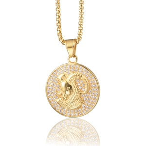 Détail macro du pendentif Bélier doré avec zircons sertis et chaîne vénitienne