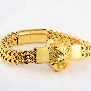 Detailaufnahme des goldenen Löwenkopf Verschlusses am doppelt geflochtenen Armband