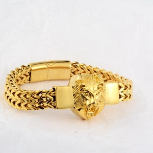 Hip-Hop Löwenkopf Armband mit goldener Flechtkette und poliertem Verschluss auf Weiß