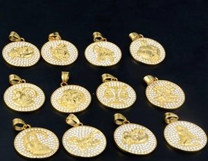 Lot de 12 pendentifs zodiaque dorés avec incrustation de cristaux blancs