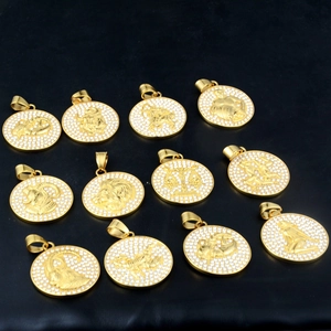 Vue détaillée des douze pendentifs du zodiaque en plaqué or avec des pierres de zircone blanc