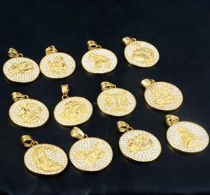 Pendentifs zodiaque plaqués or sertis de zircons sur fond de cuir noir élégant