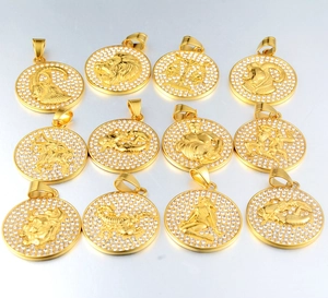 Ensemble détaillé de 12 pendentifs du zodiaque dorés avec icônes gravées et pierres de zircon
