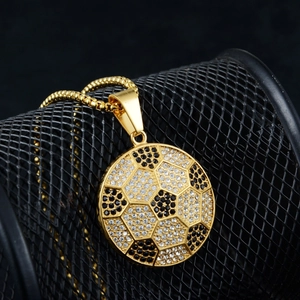 Collar hip hop con colgante de fútbol dorado incrustado con circonitas blancas y negras