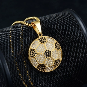 Vista macro del collar con colgante de fútbol dorado y diamantes de imitación