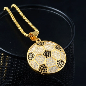 Collar hip hop con colgante de fútbol dorado y cristallen negros y blancos deporte