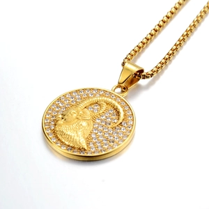 Vue détaillée du pendentif zodiaque plaqué or avec relief de bélier et strass brillants