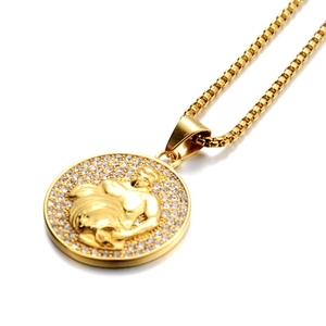 Détail du collier avec pendentif Verseau doré orné d'un halo de cristaux étincelants