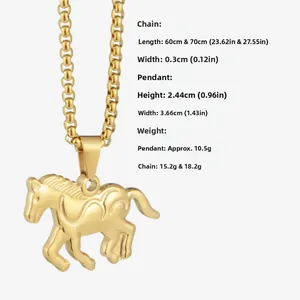 Detail van een gouden rennend paard hanger met texturen aan een klassieke box-ketting