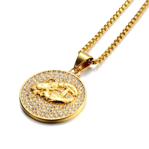 Macro d'un collier pendentif Scorpion doré avec strass scintillants pour hommes et femmes