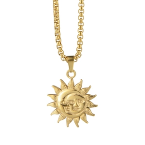Collier en acier titane doré avec pendentif soleil et lune sur fond blanc pur