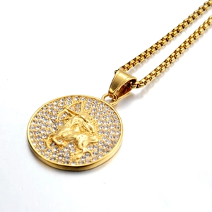 Gros plan du pendentif Sagittaire doré avec cristaux brillants sur une chaîne à billes