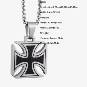 Dettaglio della collana con ciondolo a croce in acciaio al titanio con misure
