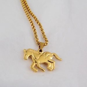 Macro-detail van een gouden paard hanger ketting met gepolijste box ketting en fijne gravure