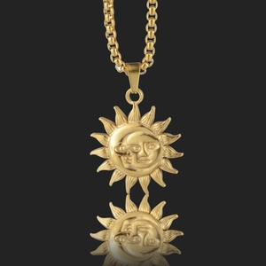 Détail macro d'un collier pendentif soleil doré vintage avec une chaîne à mailles