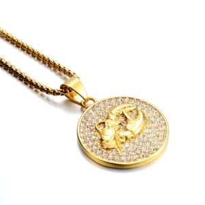Détail macro d'un collier hip hop doré avec médaillon de scorpion et cristaux brillants
