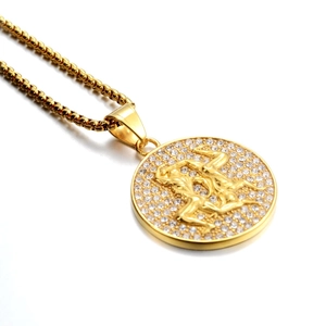 Macro d'un collier médaille zodiaque doré avec pavé de cristaux et chaîne box