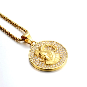 Détail du pendentif Bélier doré avec relief de tête de bélier et sertissage de pierres CZ
