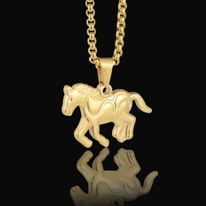 Detailopname van een matgouden rennend paard hanger met ronde geschakelde ketting