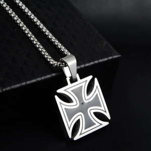 Collana hip hop con pendente a croce di ferro in acciaio al titanio e catena a sfere unisex