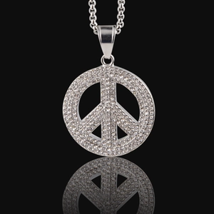 Collana con ciondolo simbolo della pace in argento con cristalli su sfondo nero puro
