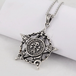 Détail d'un pendentif étoile vintage avec crâne et symboles maçonniques en acier argenté