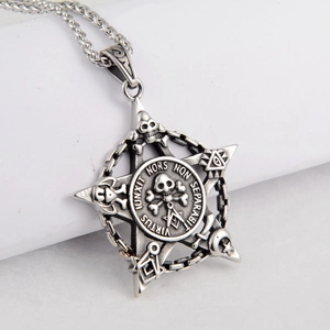 Détail macro du pendentif étoile maçonnique avec crâne et gravure latine en acier inoxydable
