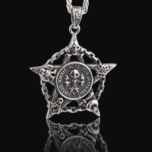 Pendentif étoile gothique argenté avec crâne et inscriptions sur fond noir élégant