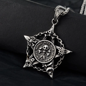 Détail macro du pendentif gothique pentacle avec crâne et gravure latine mçonnique
