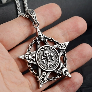 Détail du pendentif pentagramme hip-hop avec gravure latine et finition argent oxydé