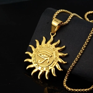 Λήψη macro του χρυσού μενταγιόν Viking Sun και Eye of Horus σε μαύρο φόντο