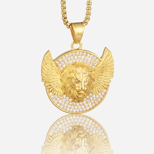 Colgante de cabeza de león con alas y cristales brillantes en cadena de oro hip hop