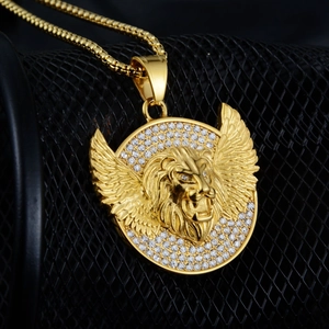 Collar hip hop dorado con colgante de león alado y diamantes blancos para hombre y mujer