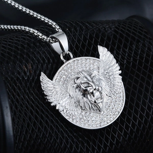 Colgante de cabeza de león hip hop con alas de cristal en cadena de acero plata
