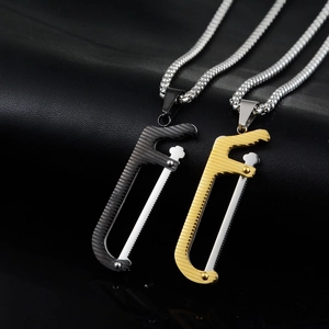 Detailansicht der Sägeanhänger in Gunmetal und Gold an Schlangenketten auf Leder