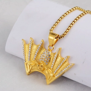 Détail du collier pendentif chauve-souris dorée avec strass blancs brillants et chaîne boîte