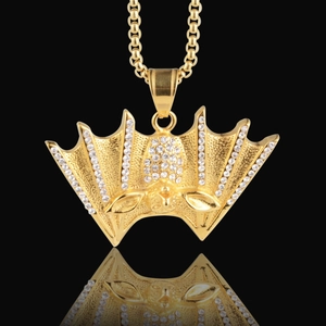 Collier pendentif chauve-souris dorée style hip hop avec strass sur fond noir chic