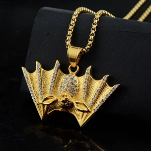 Collier hip hop avec pendentif chauve-souris dorée, cristaux et chaîne robuste